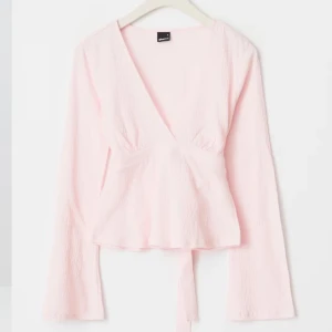 Rosa knyttopp gina  - Jätte fin tie top som är använd 1 gång, säljs då den inte kommer till användning därför som ny💞