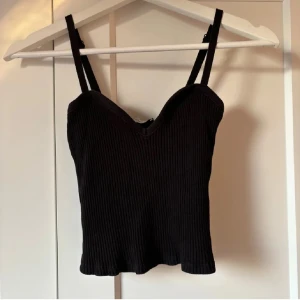 Svart ribbad linnetopp från Zara - Snygg svart ribbad linnetopp från Zara med smala axelband och en v-ringad design. 