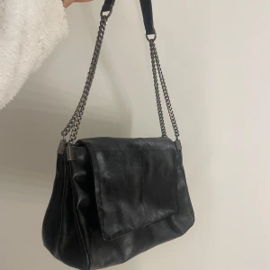 Zara väska - Populär väska från zara, sparsamt använd! Nypris 400