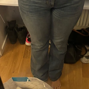 Blå bootcut jeans - Snygga blå bootcut jeans med  femficksdesign. Jeansen har en lätt tvättad look som ger dem en trendig touch. Stl 38, mycket bra skick