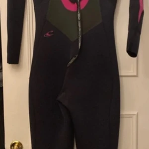 O’Neill - Våtdräkt med långa ben/ärmar. Dragkedja bak med ”ta på själv” hjälp.