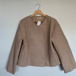 Beige kappa från Gina tricot  - Säljer en beige kappa från Gina som är helt ny endast provat på. Pris kan diskuteras 🌸