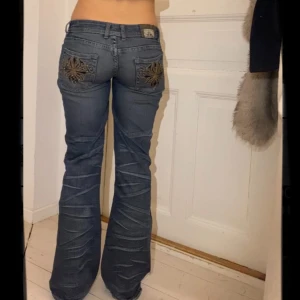 Jeans med fina detaljer - Innerbenslängd: 82cm, midjemått: 39cm💗är ca 165 som referens!!