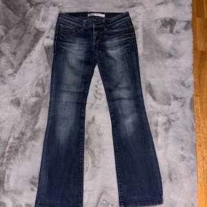 Blå low waist jeans från Only - Snygga blå jeans från Only med en klassisk bootcut-stil. De har en lätt tvättad look. Är i toppskick, knappt använda, har inga hål, fläckar eller andra defekter 