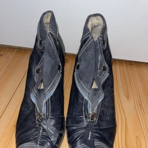 Korkokengät - Naisten harmaat korkokengät. Koko 38. Korko n 8cm, pohjallinen n 25.5cm. Kissatalous Mikäli hinta ei miellytä tarjoa rohkeasti Katsothan myös muut ilmoitukseni!!