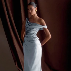 Blå balklänning  - Intessekoll på denna jättefina balklänningen, inte använd med lappen kvar💗💗kostar orginalpris 2100 exklusive tull och frak, obs en liten defekt på baksidan av klänningen 