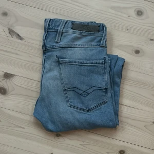 Replay anbass - Ett par äldre replay anbass jeans med en lusare tvätt. Storlek 28W 32L passar nog även w27. Kan samfrakta, så kolla andra annonser på min profil. 