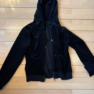 Juicy Couture kofta - Säljer denna Juicy Couture kofta i storlek S🖤🖤Skriv vid frågor eller fler bilder!!!