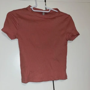 T-paita - Pinkki t-paita koko S. kaikai n 28cm, pituus n 42cm.Kissatalous Mikäli hinta ei miellytä tarjoa rohkeasti!! Katsothan myös muut ilmoitukseni!!