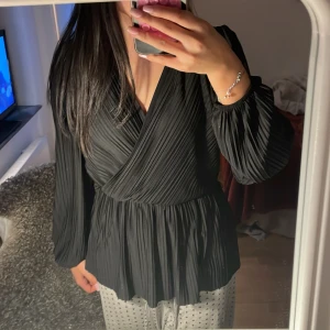 Svart omlott blus - Jättesnygg blus ifrån H&M