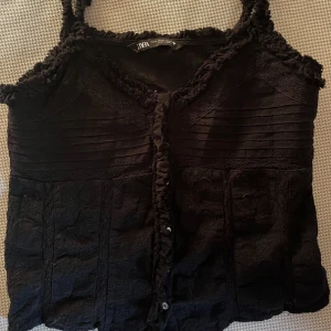 Svart spetsdetaljerad topp från Zara - Snygg svart topp från Zara med spetsdetaljer och knappar där fram.