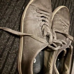 Björn Borg skor  - Snygga grå sneakers med klassisk snörning och en stilren design. Perfekta för en avslappnad stil och passar till många olika outfits.