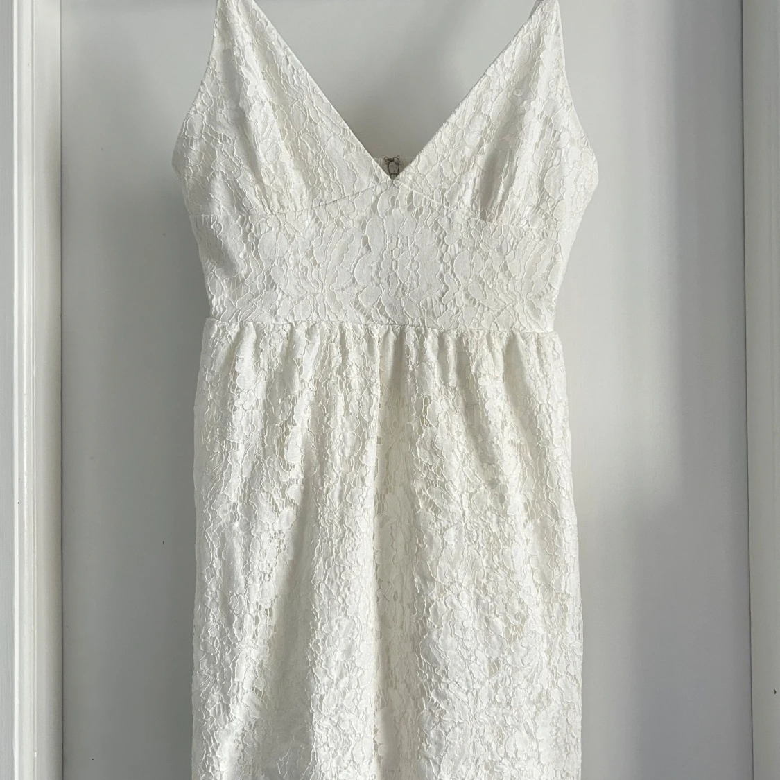 Vit spetsklänning från NLY Eve