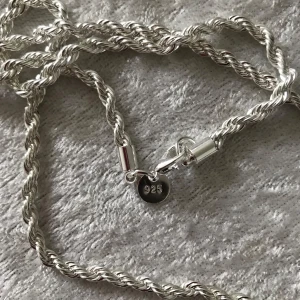 925 Silverpläterade halsband med tvinnad design - Elegant s halsband med en tvinnad design. Halsbandet är märkt med 925. Perfekt för att ge en stilren touch till din outfit. Helt ny 