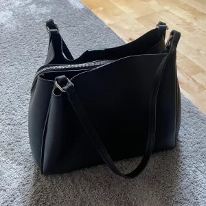 Väska  - Supersnygg och praktisk väska från Vero Moda. Den har även ett datorfack. Mycket bra skick och pris går att diskutera💞