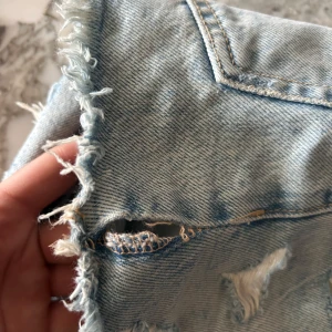 Ljusa jeansshorts med slitningar - ….
