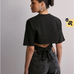 Open Back Tie Tee topp Nelly  - Säljer denna trendiga toppen från Nelly med knytning i ryggen🥰💞