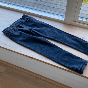 Mörkblå jeans från Nudie Jeans - Snygga mörkblåa  jeans från Nudie Jeans med en klassisk femficksdesign. De har en normal passform och är tillverkade i slitstarkt denim. Perfekta för en stilren look.