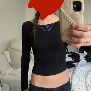 Svart tröja med öppen rygg - Jättefin svart långärmad tröja med öppen rygg som aldrig har använts 💕 jättebra skick💕