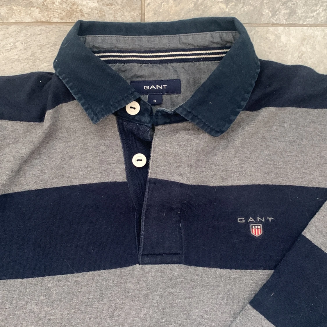 Randig pikétröja från GANT - 1