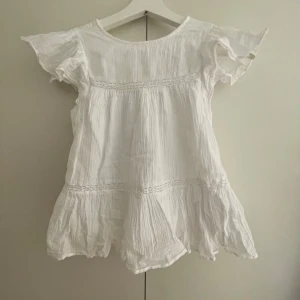 Topp från Gina Young - Jättesöt topp som är i superbra skick. Pris kan diskuteras💗