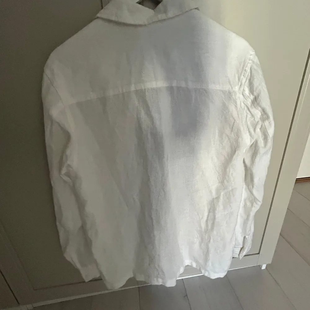 Vit overshirt fårn A days march, storlek small, sitter lite oversized, nypris låg runt 2000 om jag minns rätt, använt fåtal gånger . Paidat.