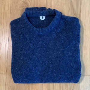 Arket alpacka stickad tröja. Storlek L.  - Nu säljer jag min Arket alpacka stickad tröja. Storlek L. Säljer på grund av den är för stor för mig som är 179. Skick nästan oanvänd. 