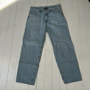 Ljusgråajeansbyxor från Sweet Sktbs - Ljusgråa skejtjeans från Sweet Sktbs i bra skick. Byxorna är vida och perfekta för skejting. Vid frågor eller fler bilder är det bara att meddela!