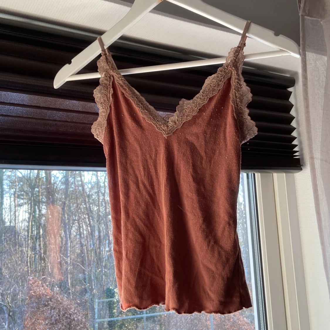 Rostfärgad linne med spetsdetaljer