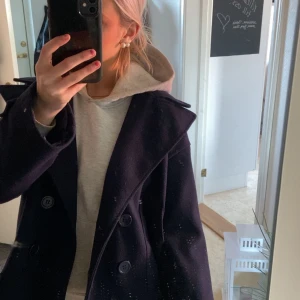 Mörkblå design by Si kappa - Jätte snygg design by Si kappa i storlek xs/s. Säljer då den ej kommer till användning. Använd fåtal gånger men är som ny. Ny pris är 759kr!