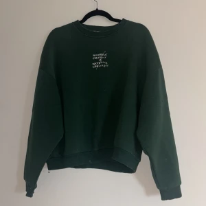 Grön sweatshirt från Madlady - Säljer en grön sweatshirt från Madlady med trycket 'Nothing changes if nothing changes' på både fram- och baksidan. Tröjan har en avslappnad passform och ribbade muddar vid ärmslut och nederkant. Perfekt för en casual look!