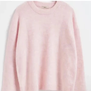 Rosa stickad tröja  - Säljer en jättemysig stickad tröja ifrån Gina tricot💓inga defekter och perfekt till sommaren💓💓