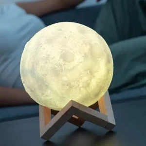 Moon Night Light led lampa  - Säljer en cool Moon Night Light som lyser upp i olika färger som blått och lila. Lampan har en realistisk månstruktur och kommer med ett träställ. Perfekt för att skapa en mysig atmosfär i rummet. Köp direkt eller ge prisförslag 🌙3D LED Moon Light, den perfekta lampan för att skapa stämning eller använd lampan som nattlampa. Nu kan du njuta av månskenet, var du än är, och även om det är en mulen natt. 