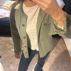 Grön jeans jacka - Grön jeans jacka med knappar och fickor. Super snygg och väldigt passande inför våren. Storlek xs men passar mig som har s