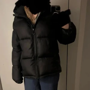 Svart dunjacka med huva - Säljer en super söt puffer vinterjacka, den är köpt här på plick så endast provad! Super fin och varm perfekt till vintern 