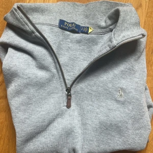 Ralph Lauren Halfzip - Säljer denna riktigt fräscha Ralph Lauren halfzip, passar perfekt med vilken skjorta som helst ( kolla in i profilen ) , 8/10 skick , inga synliga deflekter, pris går alltid att diskutera ✅