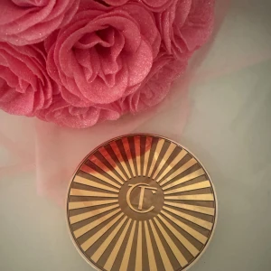 Sun-Kissed Glow Bronzer - Sun-Kissed Glow Bronzer från Charlotte Tilbury i färgen Tan. Helt ny och har endast öppnats så mycket som på bilden!🩷