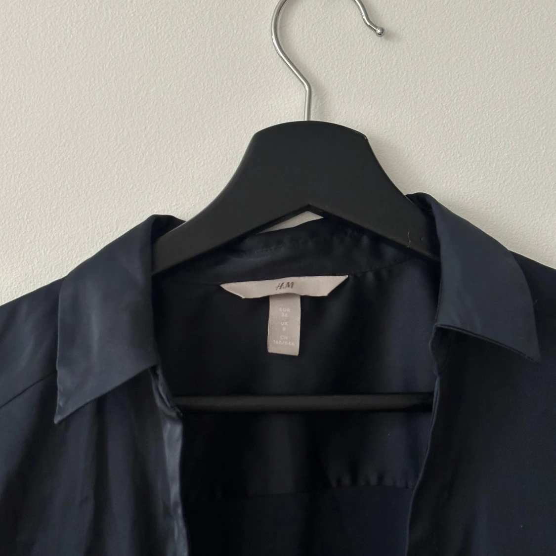 Mörkblå långärmad skjorta från H&M - 1