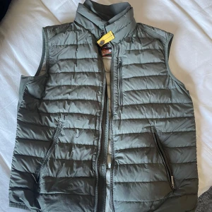 Grön dunväst från Parajumpers - Tjena! Säljer nu min grön dunväst från Parajumpers. Västen är superlätt och har en dragkedja framtill samt två fickor med dragkedja. Perfekt för lager-på-lager under kyliga dagar.