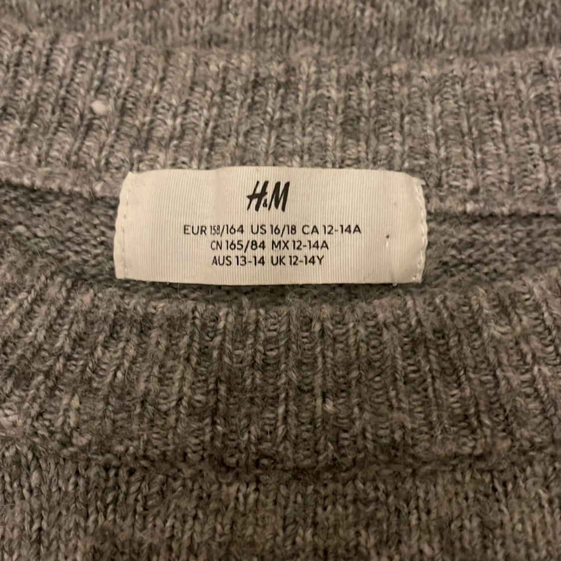 Grå stickad tröja med pärlor från H&M - 2