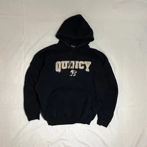 Vintage ’Quincy’ Hoodie (M/L) - Plagg: Vintage ’Quincy’ Hoodie | Färg: Navy | Storlek: M/L | Mått | Bröstvidd: 62cm | Armlängd: 52cm | Rygg: 70cm