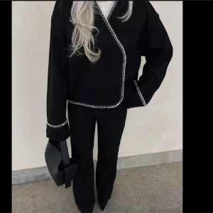 Slutsåld jacka från Gina tricot - Snygg  svart jacka med vita sömmar som är slutsåld från ginatricot som ger en stilren kontrast. Jackan har en v-ringad design och långa ärmar, perfekt för en chic look. Passar perfekt nu till våren och hösten o till både vardag och speciella tillfällen❤️❤️❤️ jackan är använd fåtal gånger🥰🥰