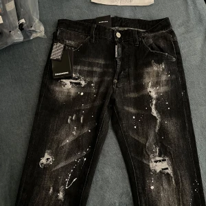 Dsq2 jeans - Helt nya! Storlek 44 i DSQ egna storlek! Motsvarar 30W i midjemått! Dvs 72CM i midjan och 96CM i längd! Marknadens finaste kvalitet! 