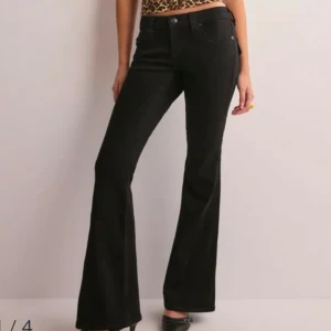 Svarta Lågmidjade true religion  jeans  - Jättesnygga Lågmidjade jeans som inte kommer till användning! Väldigt bra skick. Storlek 26 vilket motsvarar s som jag annars har! Har inga bilder med jeansen på. Modellen joey