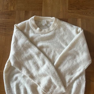 Vit stickad tröja från H&M - Vit basic stickad tröja!!