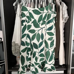 Kortklänning - Superfin kortklänning med grönt bladprint på. Klänningen har smala axelband med knyt, från & other stories!! Ej använd, gott som ny!💓