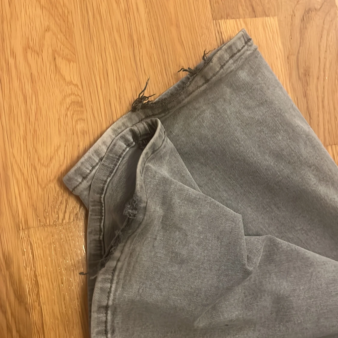 Grå bootcut jeans från Gina Tricot  - 3