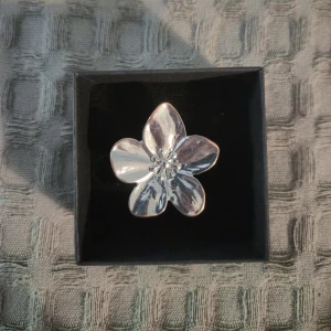 Silver ring blomma -  GRATIS GÅVA MED VARGE ORDER!! Supertrendig stockholmsstil tjejer, ring silver. Gjord av stål, jag svarar och skickar alltid snabbt!