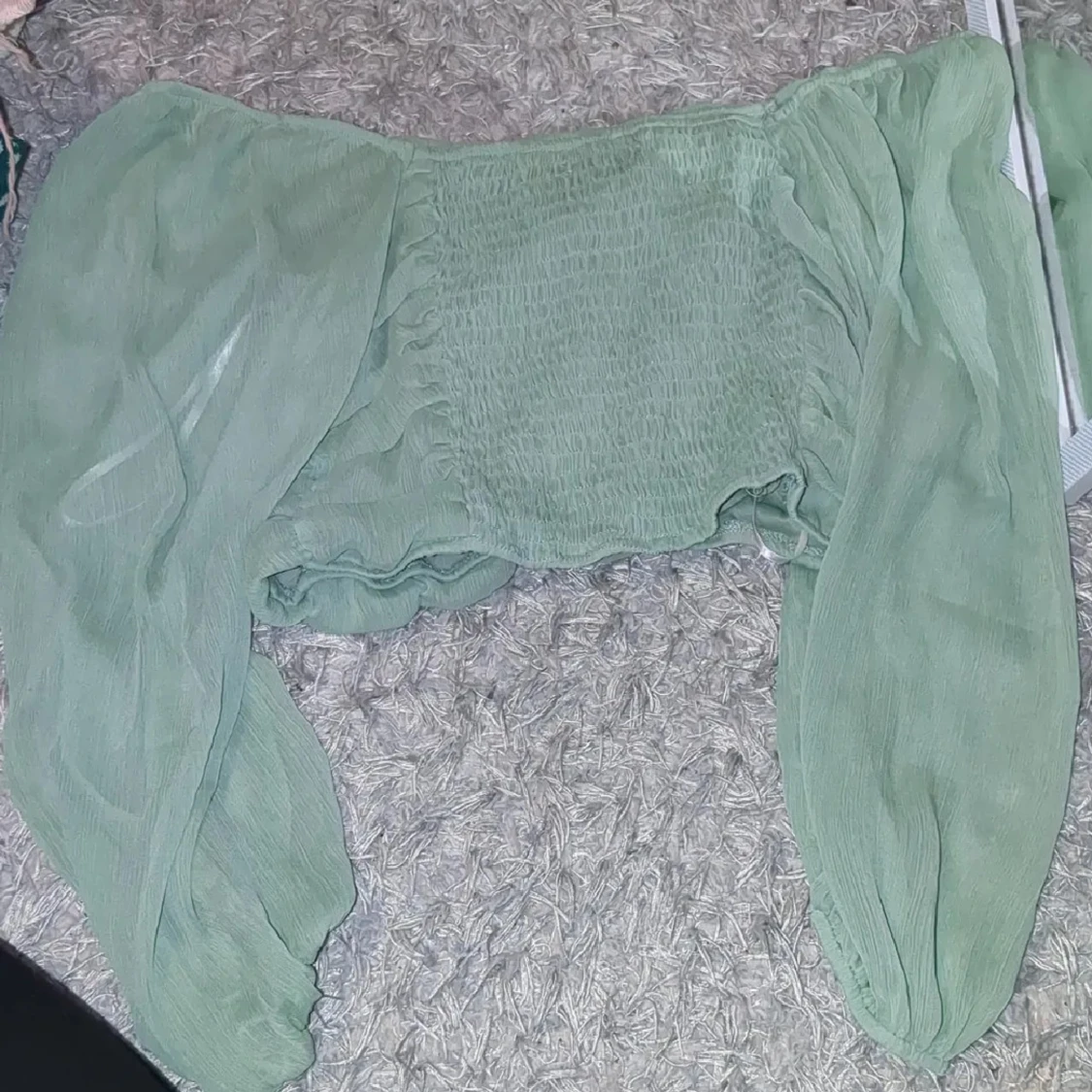 Grön croppad blus med puffärmar