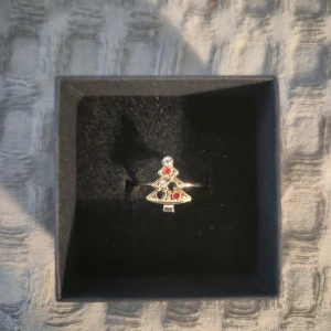 Ring guld  - PRISET GÄLLER ENDAST VID KÖP AV BUNDLE MED SMYCKEN ÖVER 50 KR!!! GRATIS GÅVA MED VARGE ORDER!! Supertrendig stockholmsstil tjejer, ring guld. Gjord av stål, jag svarar och skickar alltid snabbt!